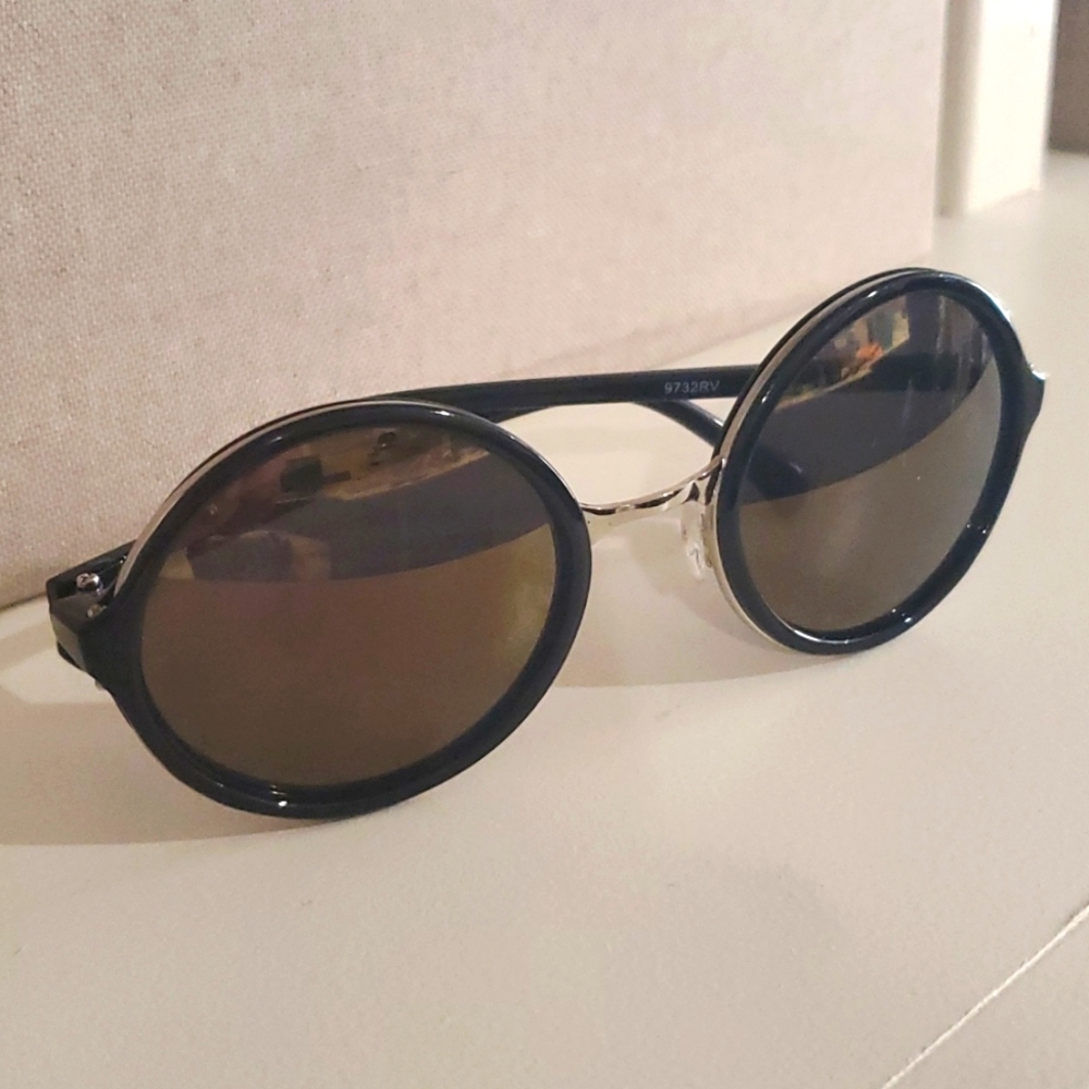Black round sunglasses